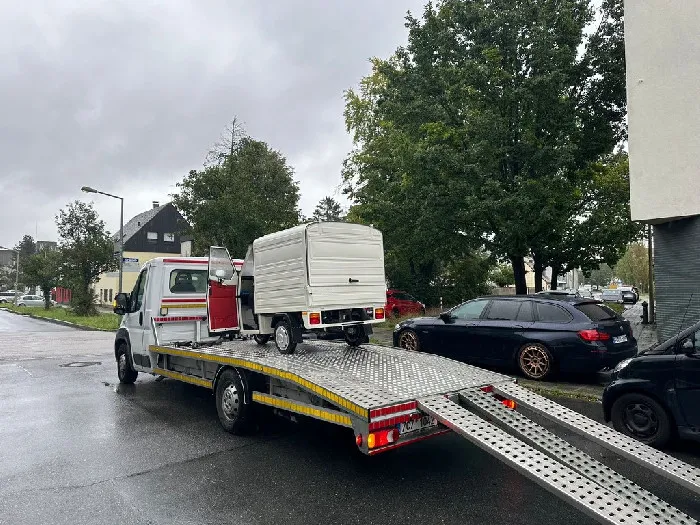 Twinswine - "Bobulka" prosecco & wine bar Piaggio Ape - obrázek 1