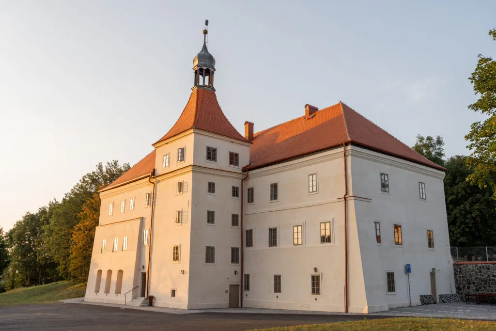Zámek Mirošovice